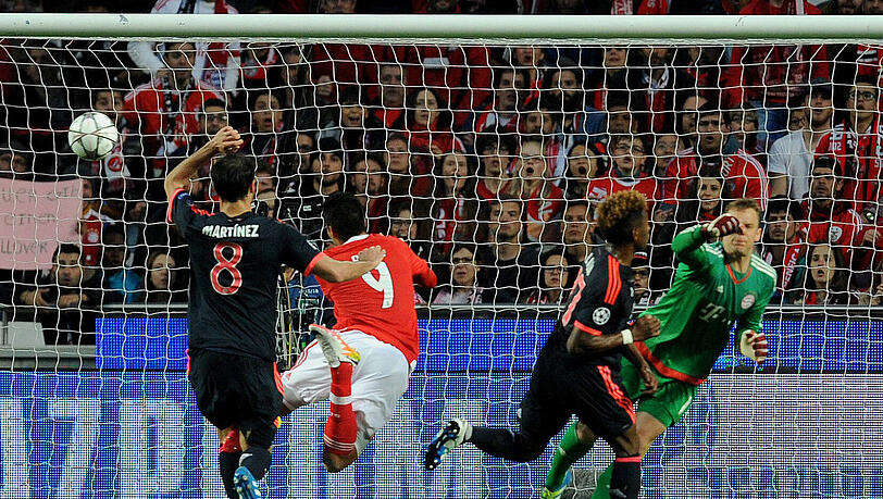 Manuel Neuer: Note 5. Vor dem Spiel flog der Adler Victoria, in Minute 27 der Bayern-Torwart – weit am Flankenball vorbei. Ein dicker Patzer. Danach aber bei Benficas Chance zum 2:0 auf dem Posten. Manuel Neuer: Note 5. Vor dem Spiel flog der Adler Victoria, in Minute 27 der Bayern-Torwart – weit am Flankenball vorbei. Ein dicker Patzer. Danach aber bei Benficas Chance zum 2:0 auf dem Posten.