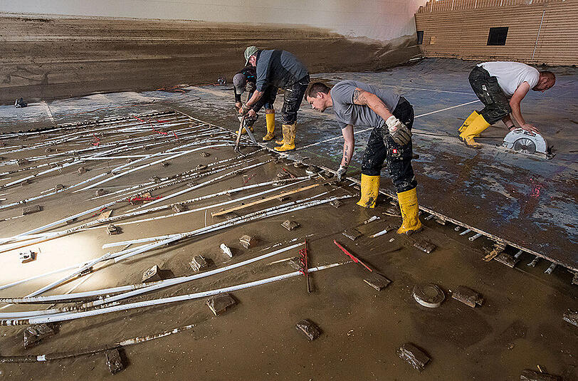 Aufräumen nach dem Hochwasser: Nasser Müll, Schlamm und Wasser soweit das Auge reicht. Die Bilder aus Simbach am Inn, Triftern und weiteren Gemeinden.
