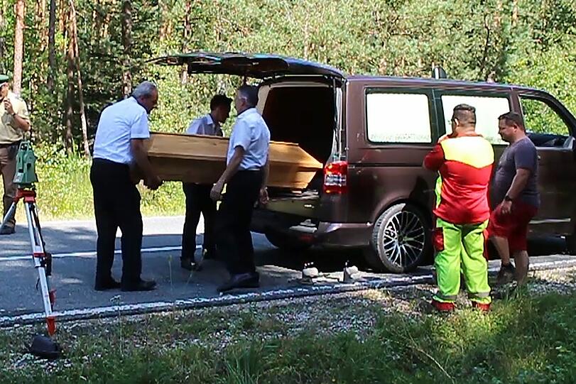 Das Geschlecht der Person am Steuer des ersten Wagens war zunächst ebenso unklar wie die Identitäten der weiteren Beteiligten.