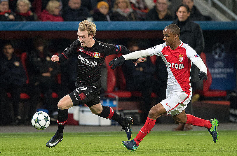 War beim 3:0 seiner Mannschaft auch selbst erfolgreich: Leverkusens Julian Brandt (l.).