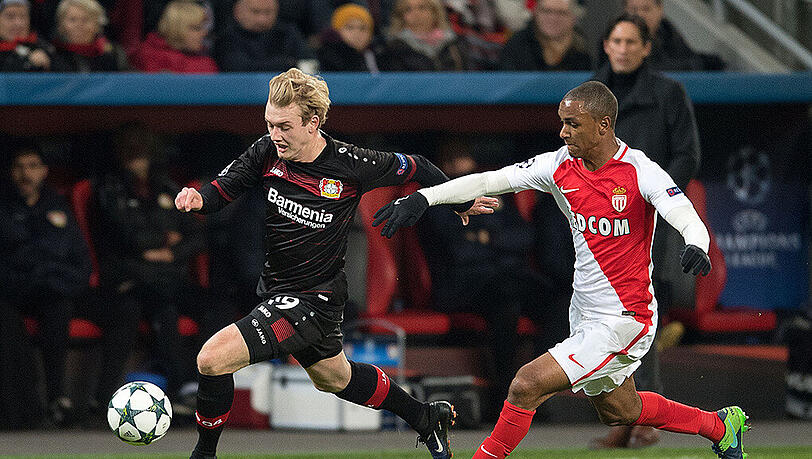 War beim 3:0 seiner Mannschaft auch selbst erfolgreich: Leverkusens Julian Brandt (l.). War beim 3:0 seiner Mannschaft auch selbst erfolgreich: Leverkusens Julian Brandt (l.).