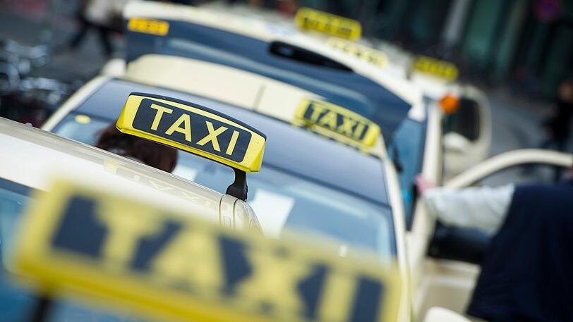 Taxis stehen am Hauptbahnhof. Egal, in welches Taxi man steigt, der Fahrpreis ist festgelegt. Dieses Prinzip könnte aufgeweicht werden, falls der Bundesgerichtshof Rabattaktionen des App-Anbieters MyTaxi zulässt.