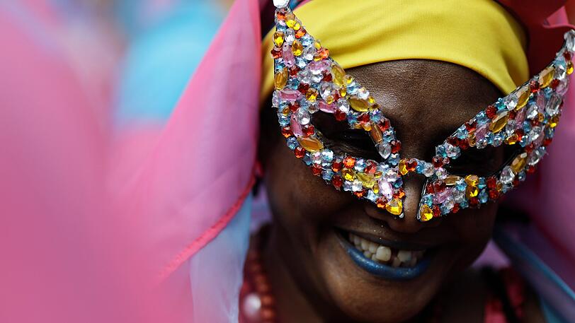 Rio De Janeiro: Eine Teilnehmerin lächelt beim Start des Karnevals.