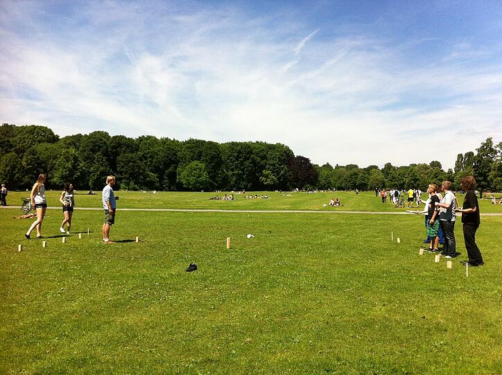 Hier haben sie sich zum Spielen auf dem Rasen ein Feld gesteckt.
