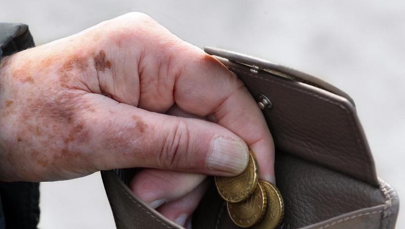 Viele Menschen in Deutschland sind nicht in der Lage, die kompletten Eigenbeiträge in einem Pflegeheim zu bezahlen. Viele Menschen in Deutschland sind nicht in der Lage, die kompletten Eigenbeiträge in einem Pflegeheim zu bezahlen.