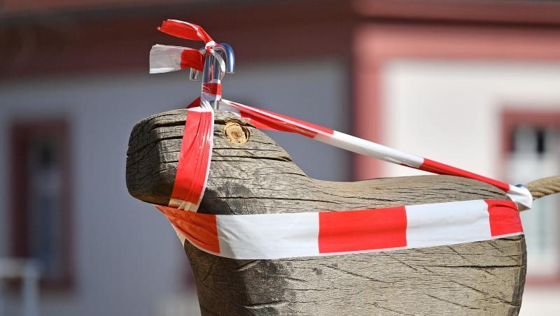 Mit rot-weißem Absperrband ist ein Spielgerät in Thüringen umwickelt, weil der Spielplatz gesperrt ist. Mit rot-weißem Absperrband ist ein Spielgerät in Thüringen umwickelt, weil der Spielplatz gesperrt ist.