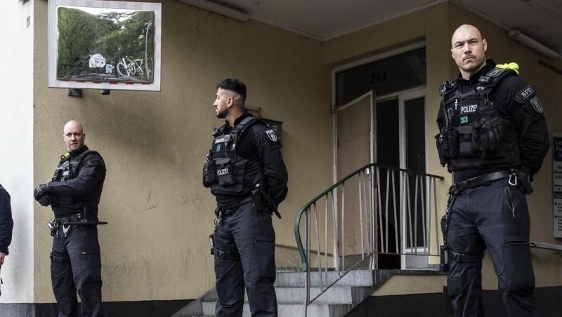 Polizeibeamte stehen im Rahmen einer Razzia auf der Mecklenburgischen Straße in Berlin. Polizeibeamte stehen im Rahmen einer Razzia auf der Mecklenburgischen Straße in Berlin.