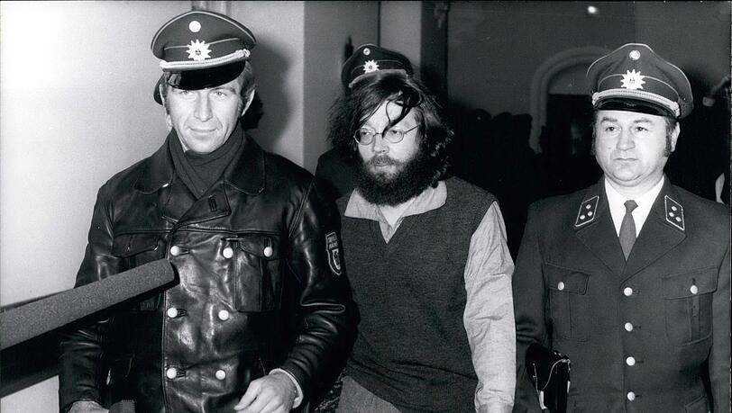 An Handschellen wird Fritz Teufel 1971 in München in den Gerichtssaal geführt.