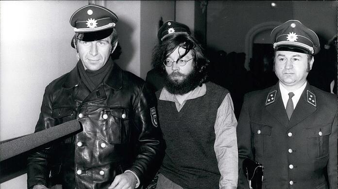 An Handschellen wird Fritz Teufel 1971 in München in den Gerichtssaal geführt.