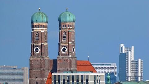 Noch nicht ganz so viel Symbolkraft wie die Frauenkirche, aber schon lange ein fester Teil der Münchner Skyline: Das Hypo-Hochhaus (rechts).