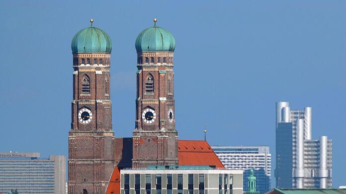 Noch nicht ganz so viel Symbolkraft wie die Frauenkirche, aber schon lange ein fester Teil der Münchner Skyline: Das Hypo-Hochhaus (rechts).