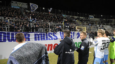 Die Löwen feiern vor der Westkurve mit den Fans.