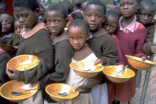 Warten auf eine Mahlzeit: Diese Kinder in Simbabwe erhalten zumindest  ein Mal täglich etwas zu essen.