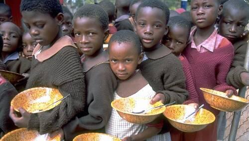 Warten auf eine Mahlzeit: Diese Kinder in Simbabwe erhalten zumindest ein Mal täglich etwas zu essen. Warten auf eine Mahlzeit: Diese Kinder in Simbabwe erhalten zumindest ein Mal täglich etwas zu essen.