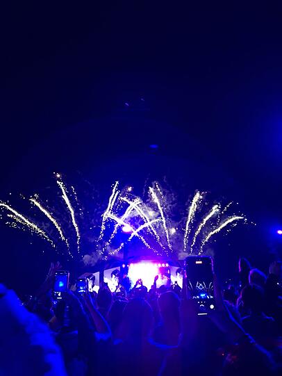Nachts mit Feuerwerk: Ed Sheeran spielte bis in die Sommernacht um 22.30 Uhr Nachts mit Feuerwerk: Ed Sheeran spielte bis in die Sommernacht um 22.30 Uhr