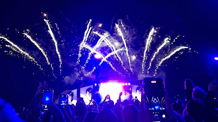 Nachts mit Feuerwerk: Ed Sheeran spielte bis in die Sommernacht um 22.30 Uhr
