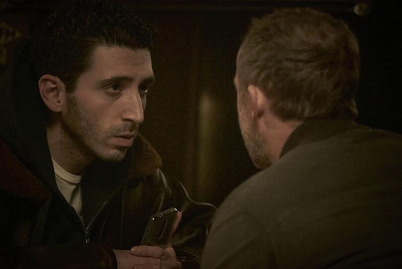 Roland Orbach (Maximilian Brückner, rechts) und Jalil (Aziz Dyab) sprechen über den Tod des Geflüchteten. Roland Orbach (Maximilian Brückner, rechts) und Jalil (Aziz Dyab) sprechen über den Tod des Geflüchteten.