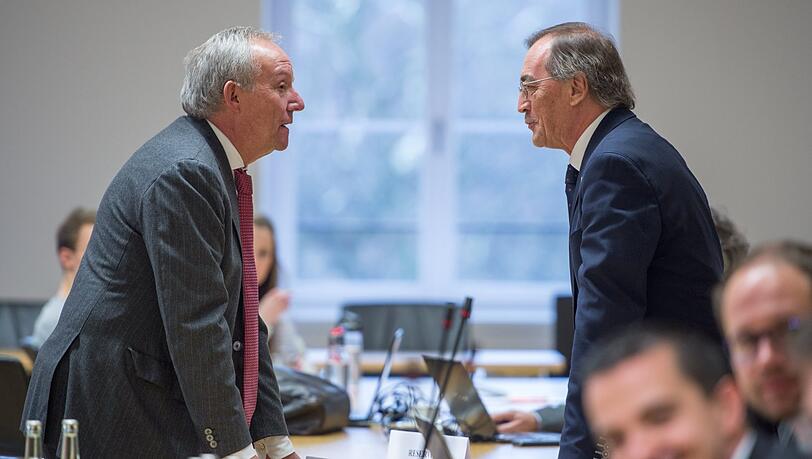 Im Landtag: Manfred Nötzel (links) im Gespräch mit dem stellvertretenden Ausschussvorsitzenden Franz Schindler. Im Landtag: Manfred Nötzel (links) im Gespräch mit dem stellvertretenden Ausschussvorsitzenden Franz Schindler.