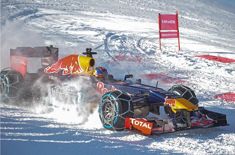 Lautlose Drifts, statt rauchender Gummis: In Kitzbühel fuhr Max Verstappen mit seinem Formel-1-Renner vor malerischer Bergkulisse auf einer Skipiste.