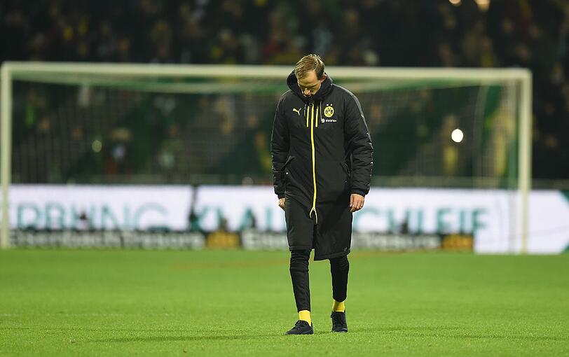 Dortmunds Trainer Thomas Tuchel geht nach dem Sieg über den Platz.