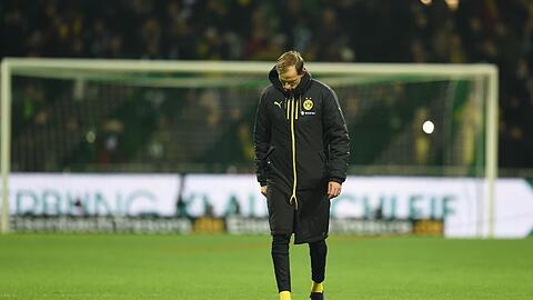 Dortmunds Trainer Thomas Tuchel geht nach dem Sieg über den Platz.