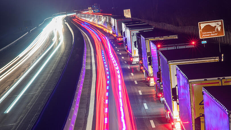 Lastwagen stehen auf der Autobahn A93 vor der bayerisch-österreichischen Grenze in Fahrtrichtung Österreich im Stau.