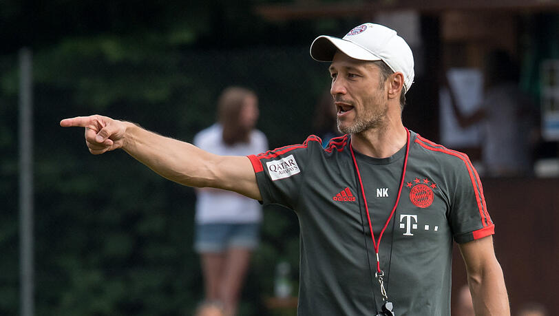 Die Handy-Verordnung von Bayern-Trainer Niko Kovac besagt, dass die Spieler ihr Smartphone nur noch in der Umkleidekabine benutzen dürfen. In Fitness- und Behandlungsräumen sowie beim Essen ist es untersagt. Die Handy-Verordnung von Bayern-Trainer Niko Kovac besagt, dass die Spieler ihr Smartphone nur noch in der Umkleidekabine benutzen dürfen. In Fitness- und Behandlungsräumen sowie beim Essen ist es untersagt.