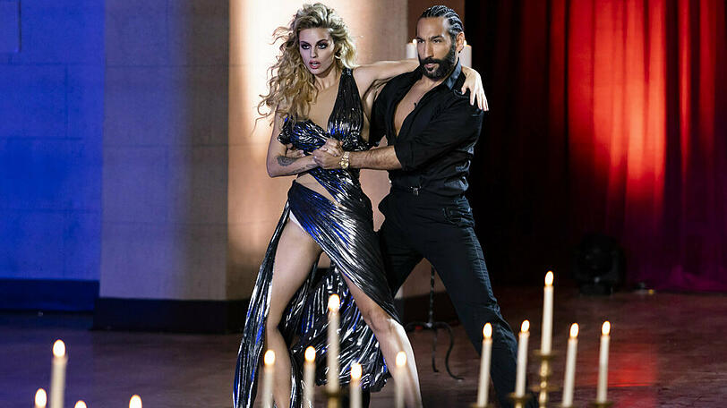 "GNTM"-Kandidatin Nadine und Massimo Sinató schwingen das Tanzbein.