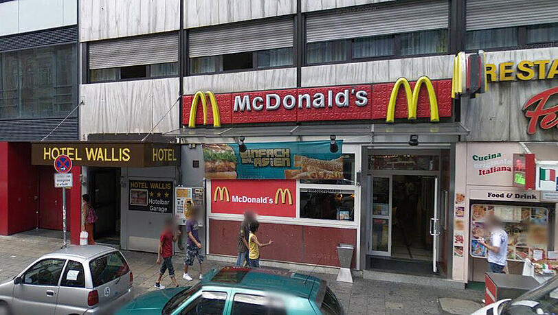 Mit einer echt aussehenden Pistole hat ein Mann die Gäste der McDonald's-Filiale in der Schanthalerstraße bedroht. Mit einer echt aussehenden Pistole hat ein Mann die Gäste der McDonald's-Filiale in der Schanthalerstraße bedroht.