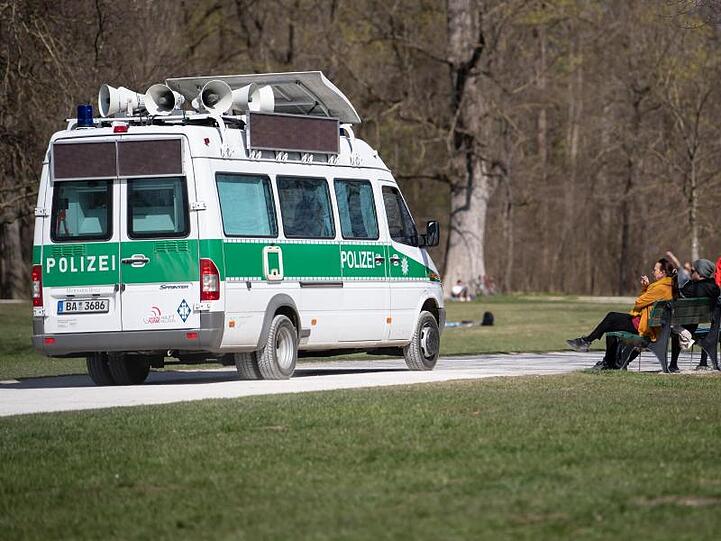 Ein Polizeiauto im Englischen Garten. Foto: Sven Hoppe/dpa