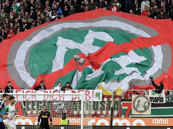 Augsburgs Fans protestieren gegen den DFB.