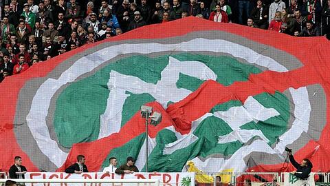 Augsburgs Fans protestieren gegen den DFB.