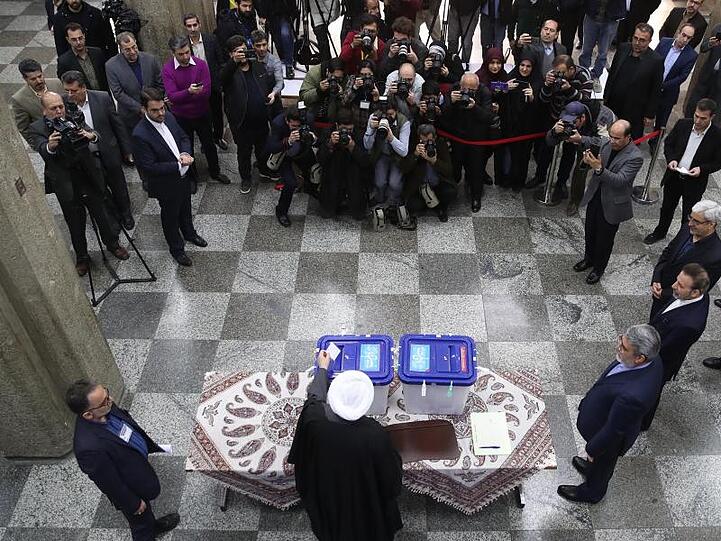 Der iranische Präsident Hassan Ruhani bei der Stimmabgabe am vergangenen Freitag.