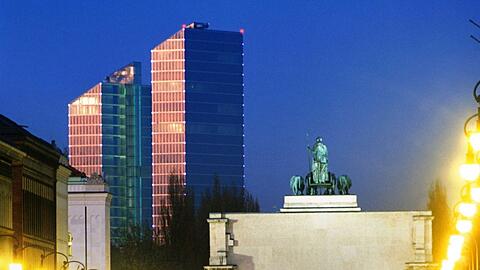 Gut sichtbar bei Tag und Dämmerung, von nah und fern, wie hier vom Siegestor aus: die Münchner Highlight Towers.