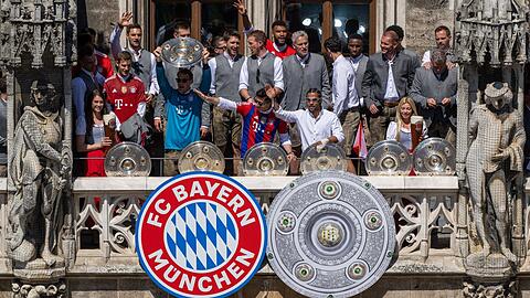 Zehn Meisterschalen in Folge - das muss gefeiert werden: die Bayern-Stars am Sonntagnachmittag auf dem Münchner Rathausbalkon. Im Fokus aber auch: Sportvorstand Hasan Salihamidzic und Ehrenpräsident Uli Hoeneß