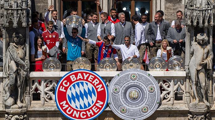 Zehn Meisterschalen in Folge - das muss gefeiert werden: die Bayern-Stars am Sonntagnachmittag auf dem Münchner Rathausbalkon. Im Fokus aber auch: Sportvorstand Hasan Salihamidzic und Ehrenpräsident Uli Hoeneß
