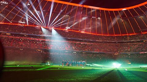Konzertstimmung in der Allianz Arena nach dem letzten Heimspiel des FC Bayern vor der Winterpause