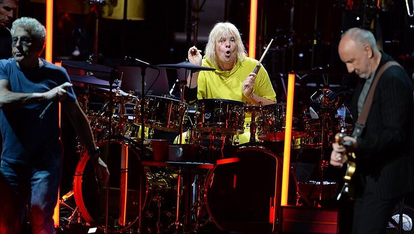 Zak Starkey (Mitte) mit seinen (ehemaligen) The-Who-Kollegen auf der B&uuml;hne.