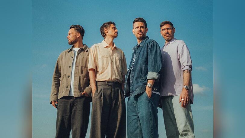 Revolverheld gehen ein vorerst letztes Mal auf Tour, bevor sie sich eine Auszeit nehmen. Revolverheld gehen ein vorerst letztes Mal auf Tour, bevor sie sich eine Auszeit nehmen.