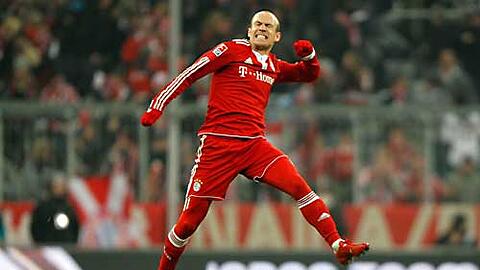 Ganz in rot: Arjen Robben versenkte schon seinen dritten Freistoß in dieser Saison für den FC Bayern, der Mann macht sich unverzichtbar.
