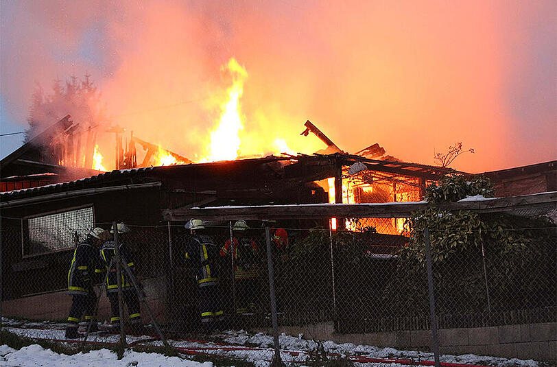 Rund 80 Hasen, 12 Hühner und eine zunächst unbekannte Zahl an Tauben ist von dem Feuer getötet worden.