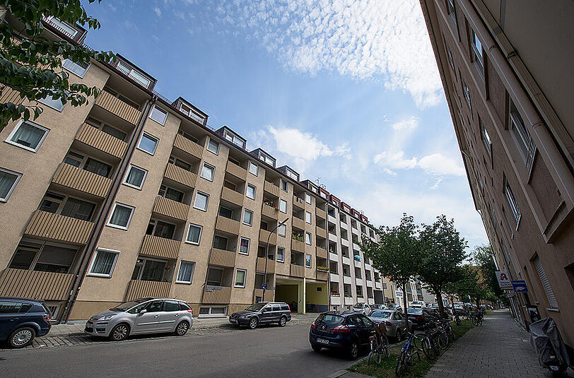 Im Hinterhof des Mehrfamilienhauses befindet sich eine Grünanlage, die Melanie und ihre Jungs mit ihren Nachbarn nutzen kann.