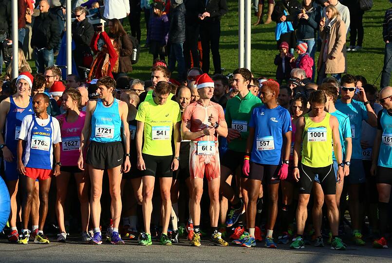 Am Samstag liefen mehr als 1.700 Münchner durch den Olympiapark. Die Bilder vom Nikolauslauf.