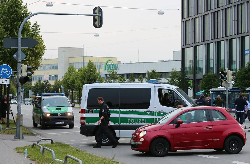 Kein durchkommen! Die Polizei hat die Straßen rund um das OEZ abgesperrt.