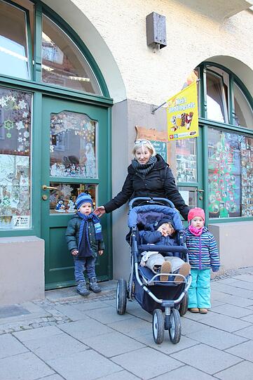 &bdquo;Die Herzlichkeit wird fehlen&ldquo;, sagt Tagesmutter Dolores Toma &ndash; mit Moritz, Diego und Anni (v. l.), die am Freitag für &bdquo;Tante Schmehl&ldquo; singen.