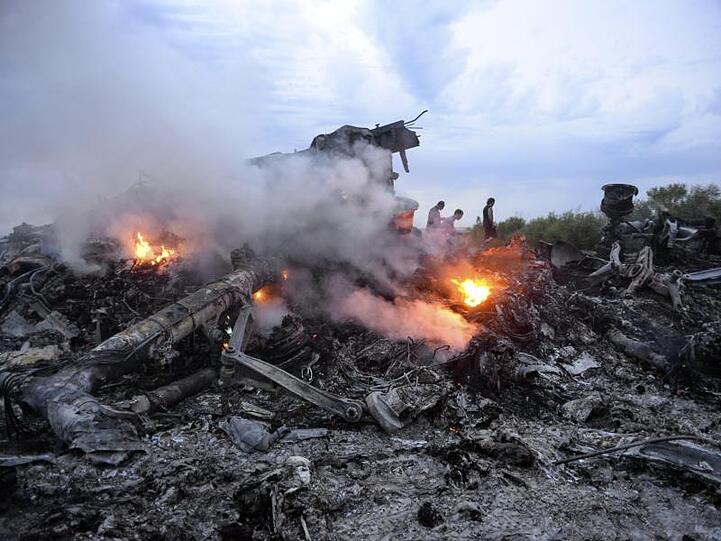 Brennende Trümmer der Boeing 777 der Malaysia Airlines liegen nahe Donezk in der östlichen Ukraine.