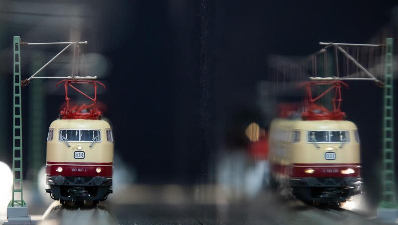 Ein Modell einer Lokomotive der Deutschen Bahn der Baureihe 103 steht am Stand von Märklin.