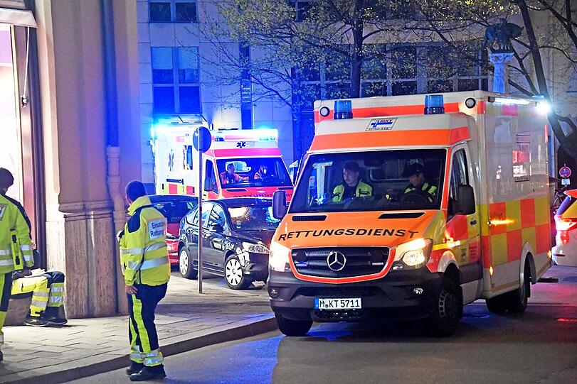 Der Rettungsdienst vor Ort in der Maximilianstraße.
