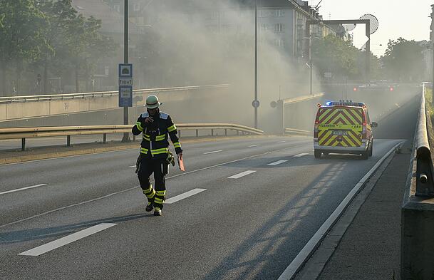 Ein BMW brennt im Brudermühltunnel am Montagabend, 20.6.2022.