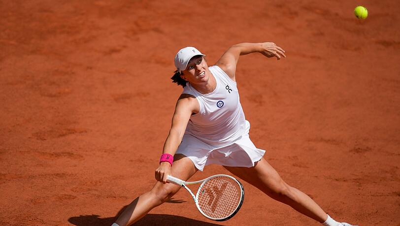 Závěrečný thriller: Swiatek slaví svůj třetí triumf na Roland-Garros